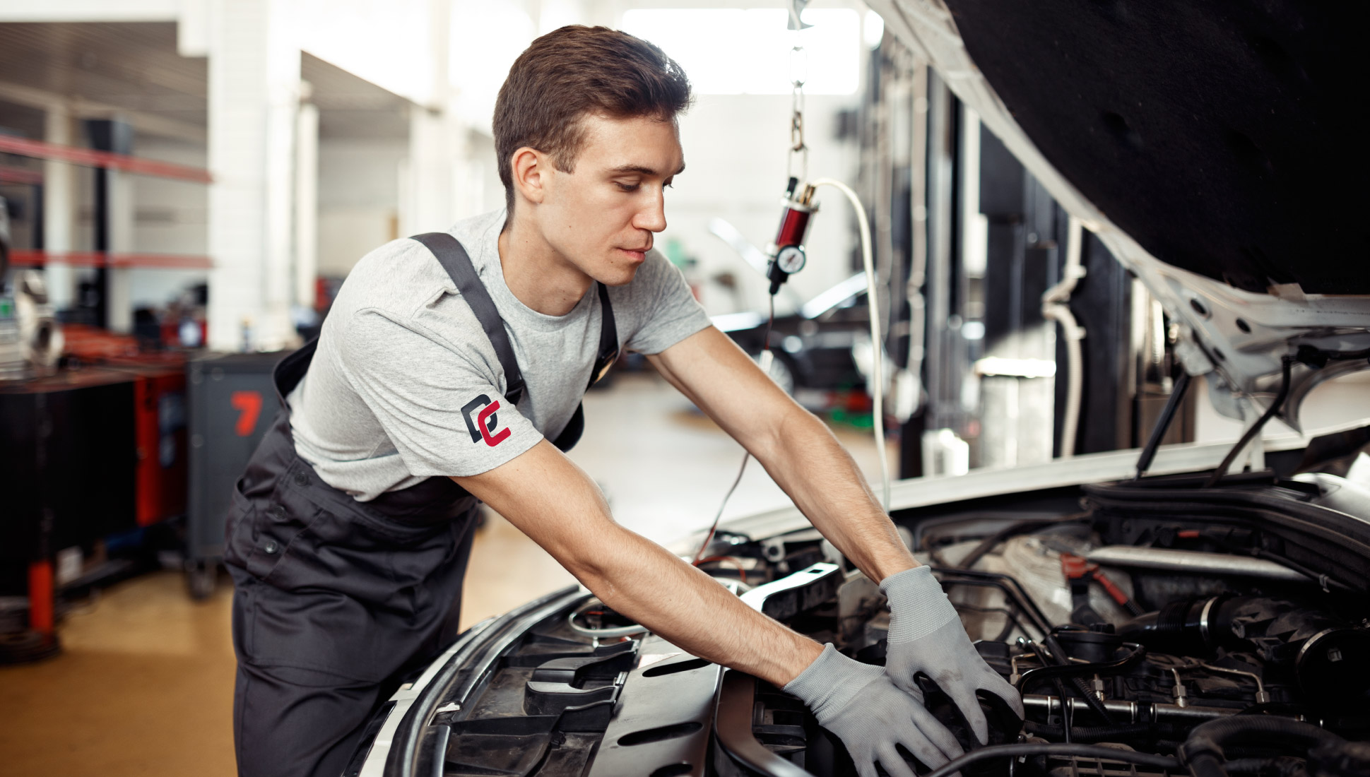 Técnico de Detailing Center reparando un vehículo